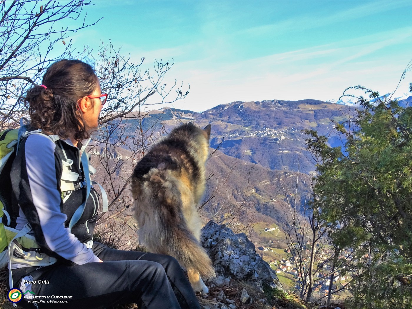 01 Bella vista sulla Valle Imagna dai pressi del Passo del Pertus in salita al  Monte Ocone.JPG